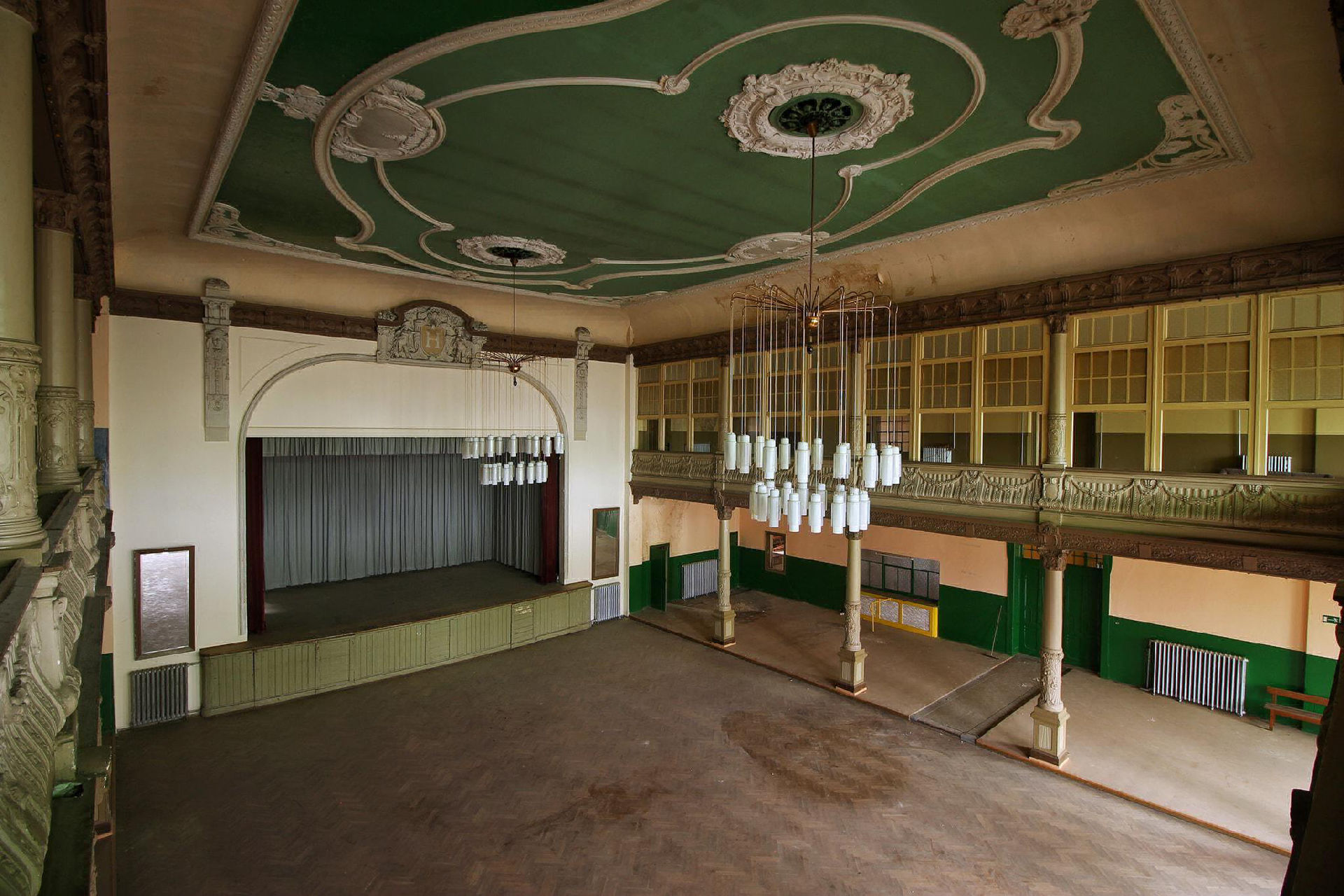 Verlassenes GebĂ€ude â kaputte Fenster und Lichtstrahlen