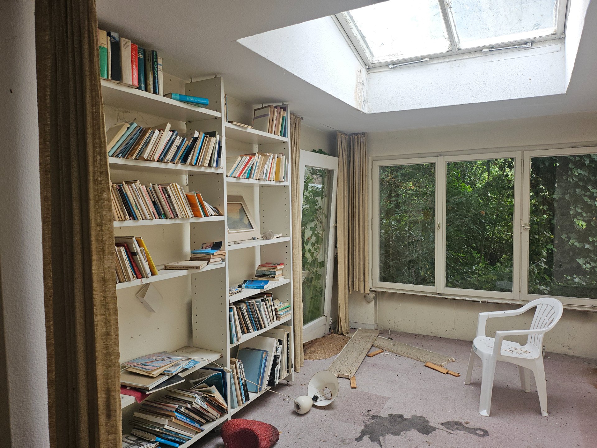 Lost Place Industriehalle NRW – rostige Strukturen und Licht